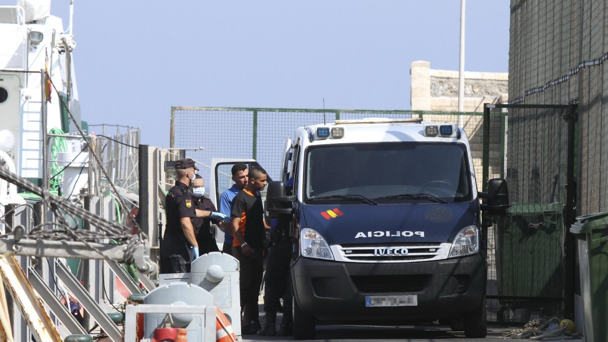 Intervención en una patera en el Puerto de Almería.