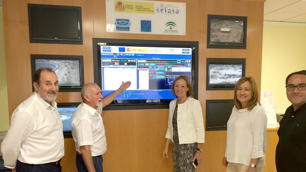 Carmen Ortiz durante su visita a los regantes de Níjar