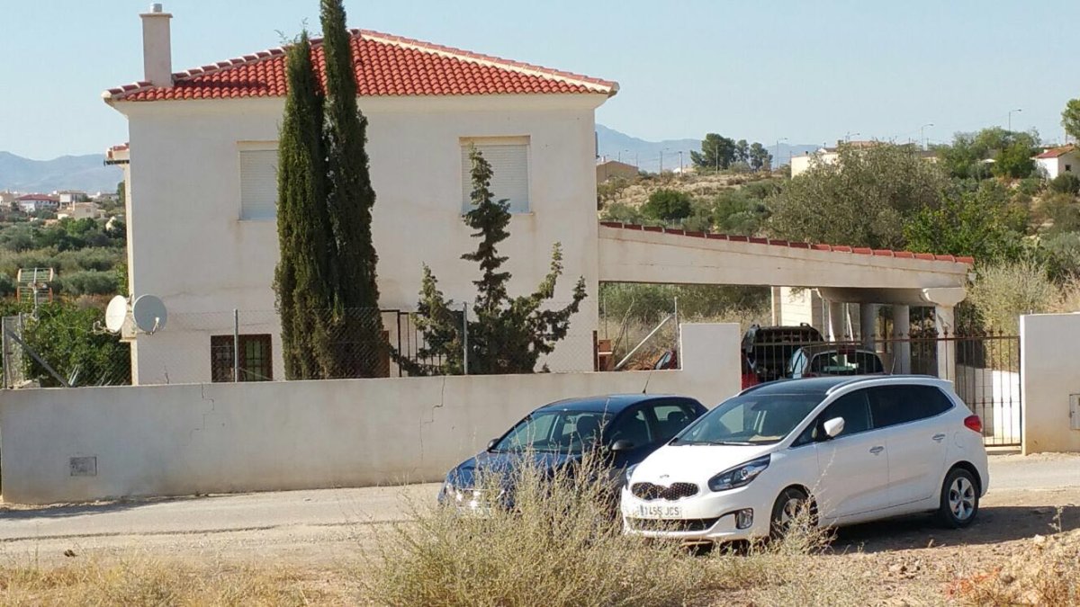 Los coches de Lorena Ibanovich y de Juan Pedro Pérez, la tarde del jueves en el chalé en el que se reunieron.
