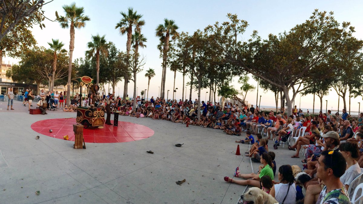 Numeroso público se reunió el jueves a ver el espectáculo junto al mar.
