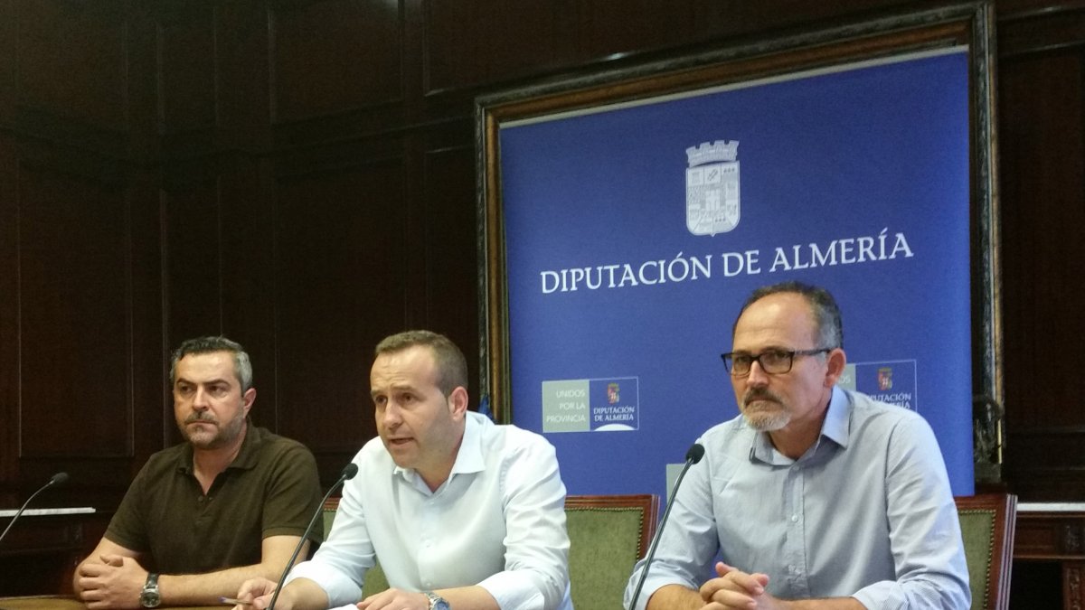 Domingo Ramos, acompañado Juan Antonio Lorenzo, izquierda, y Francisco García, durante la rueda de prensa.