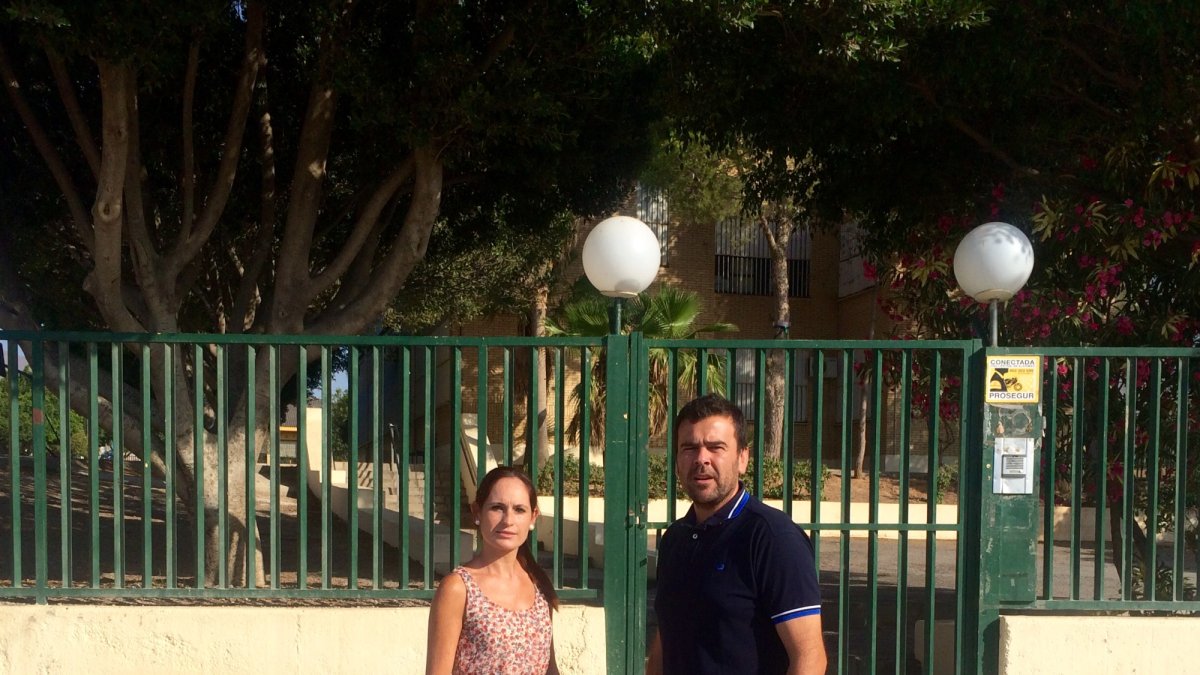 Desiderio Enciso y Encarni Bosquet, ambos de UPyD, a la entrada del colegio de Pampanico.