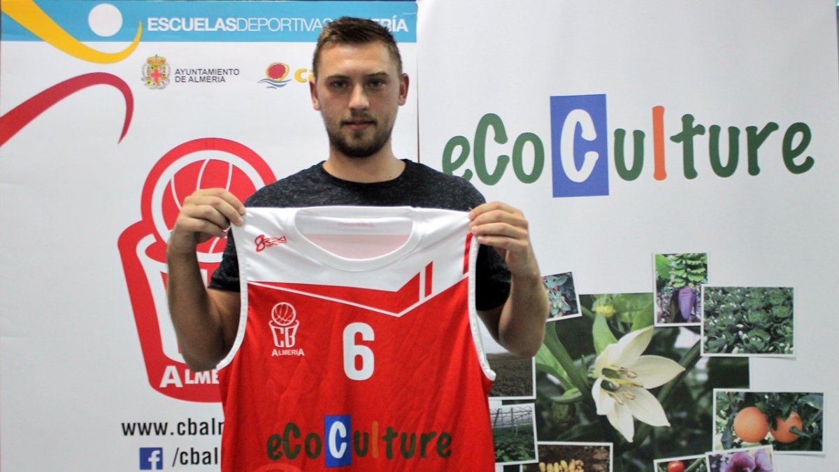 Polivas posa con la camiseta roja.