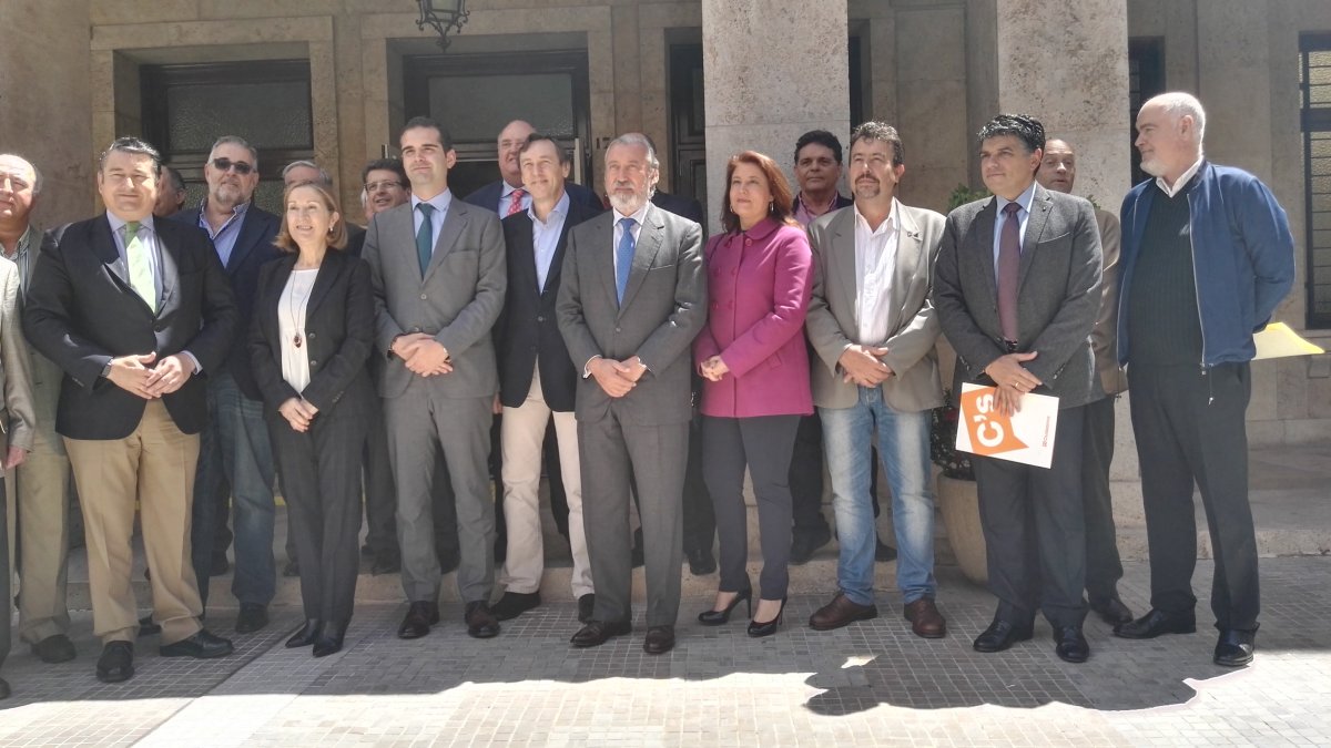 Foto de la Mesa antes de una reunión con Ana Pastor.