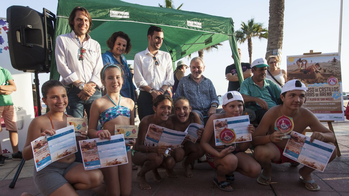 Foto de familia de organizadores y galardonados