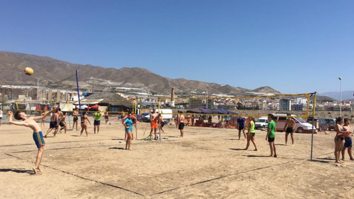 Buen ambiente de voley playa.