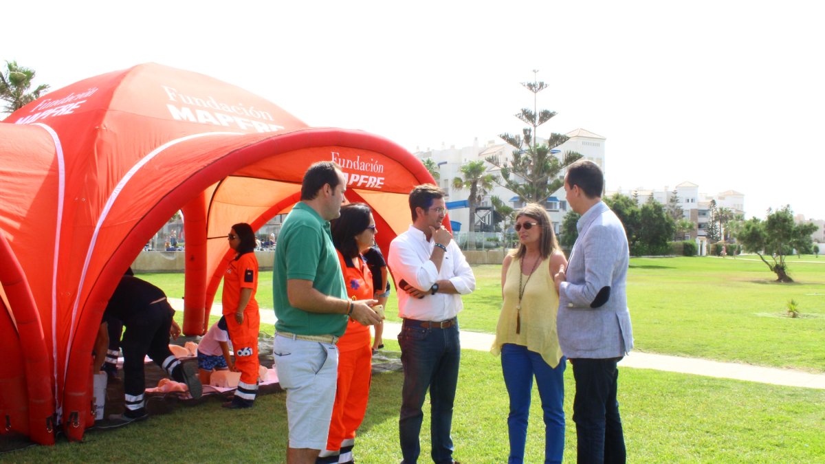 Encuentro entre el delegado de Salud y el alcalde de El Ejido el pasado 19 de julio en Almerimar (foto de archivo).