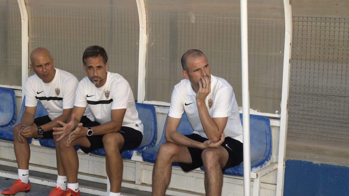Fernando Soriano en el banquillo de El Rubial.