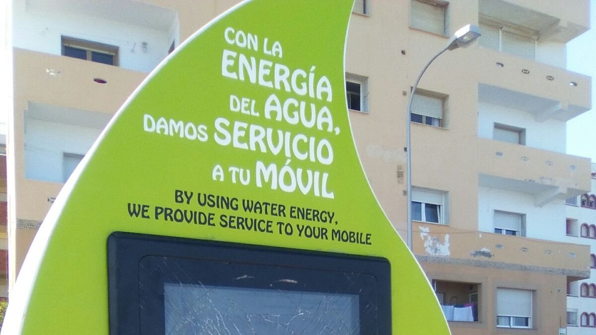 La pantalla con el cristal dañado.