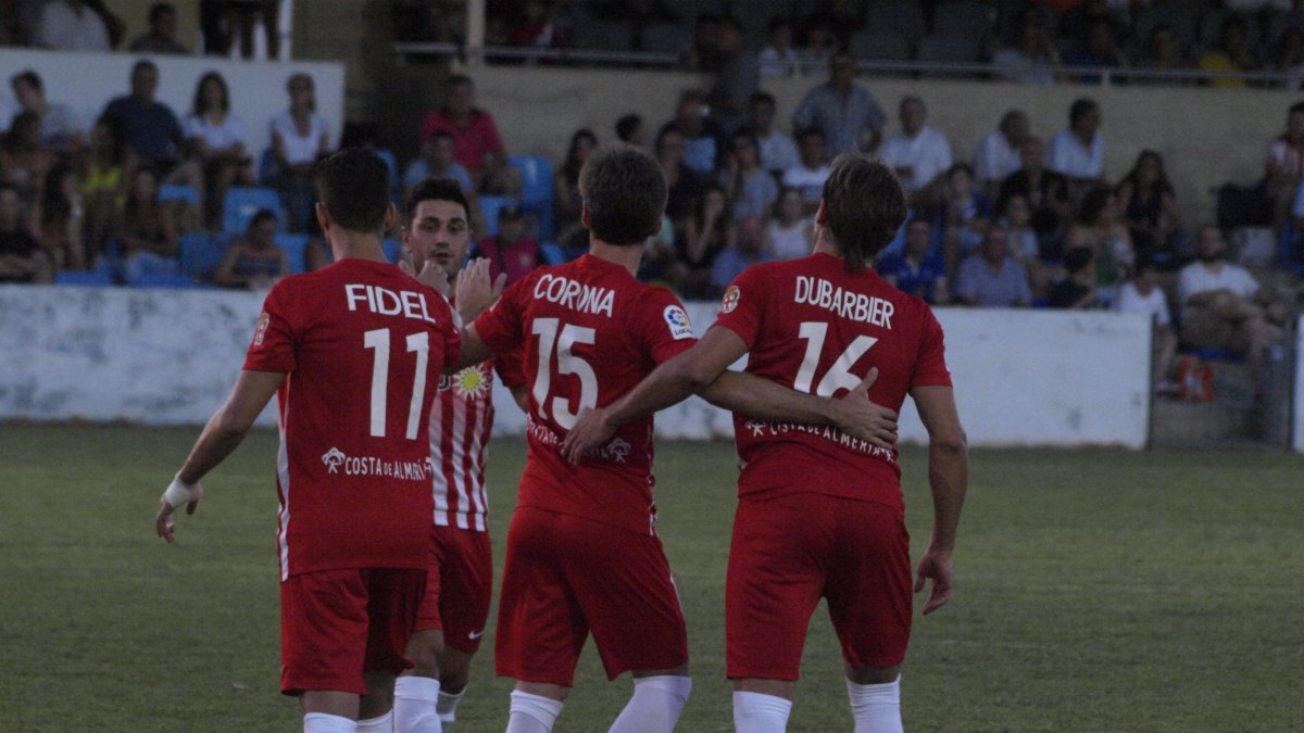 Corona felicitado por su primer gol de pretemporada.