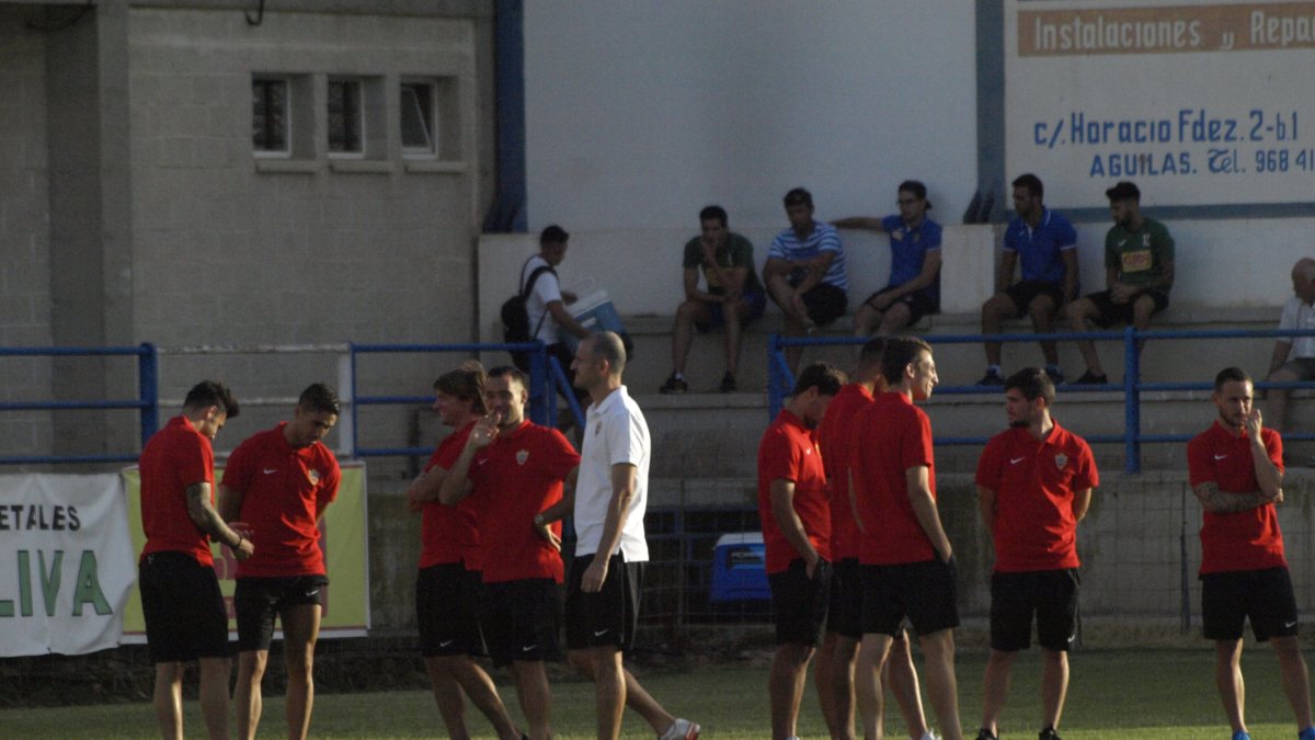 Soriano y sus muchachos antes de calentar, a la derecha se ve a Pozo.