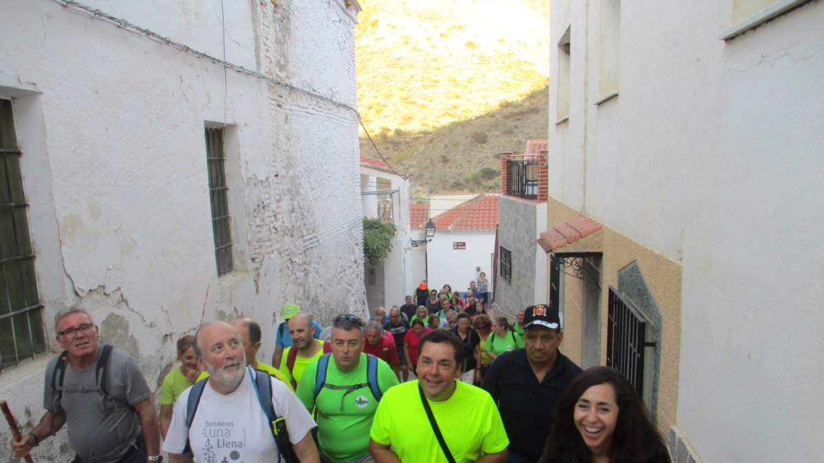 Los senderistas por la villa de Cóbdar.