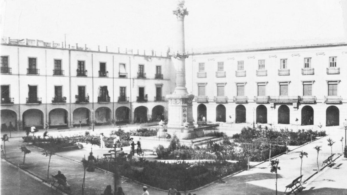 Antes de dedicarse a lugar de recreo y descanso con sus bancos y jardines, la Plaza Vieja fue el escenario del Mercado diario y durante la Feria de