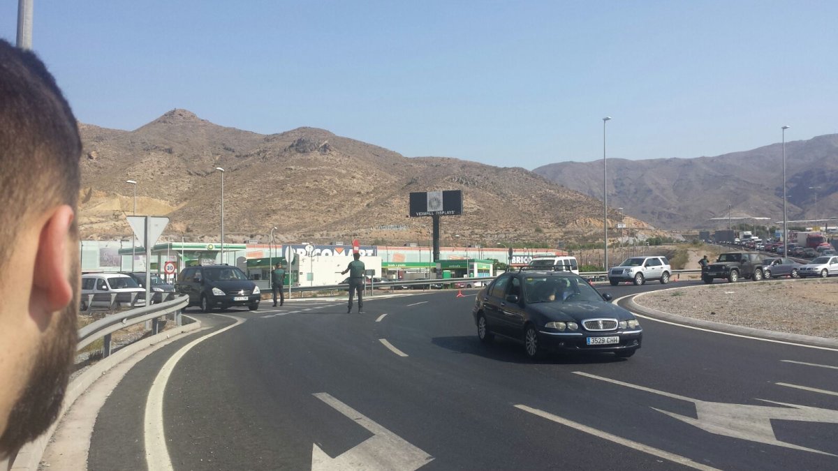 Agentes de la Guardia Civil, en la entrada al centro comercial de Vícar (Viapark).
