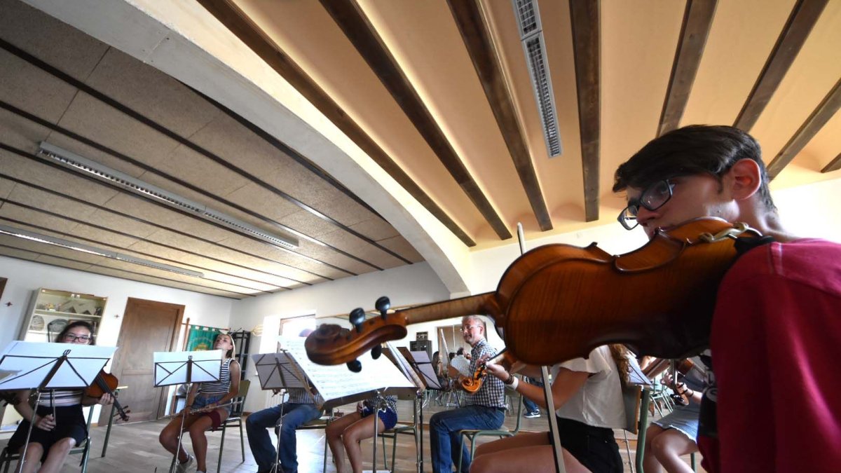 Alumnos participan en el taller en el salón de actos del Convento de San Luis de Vélez Blanco.