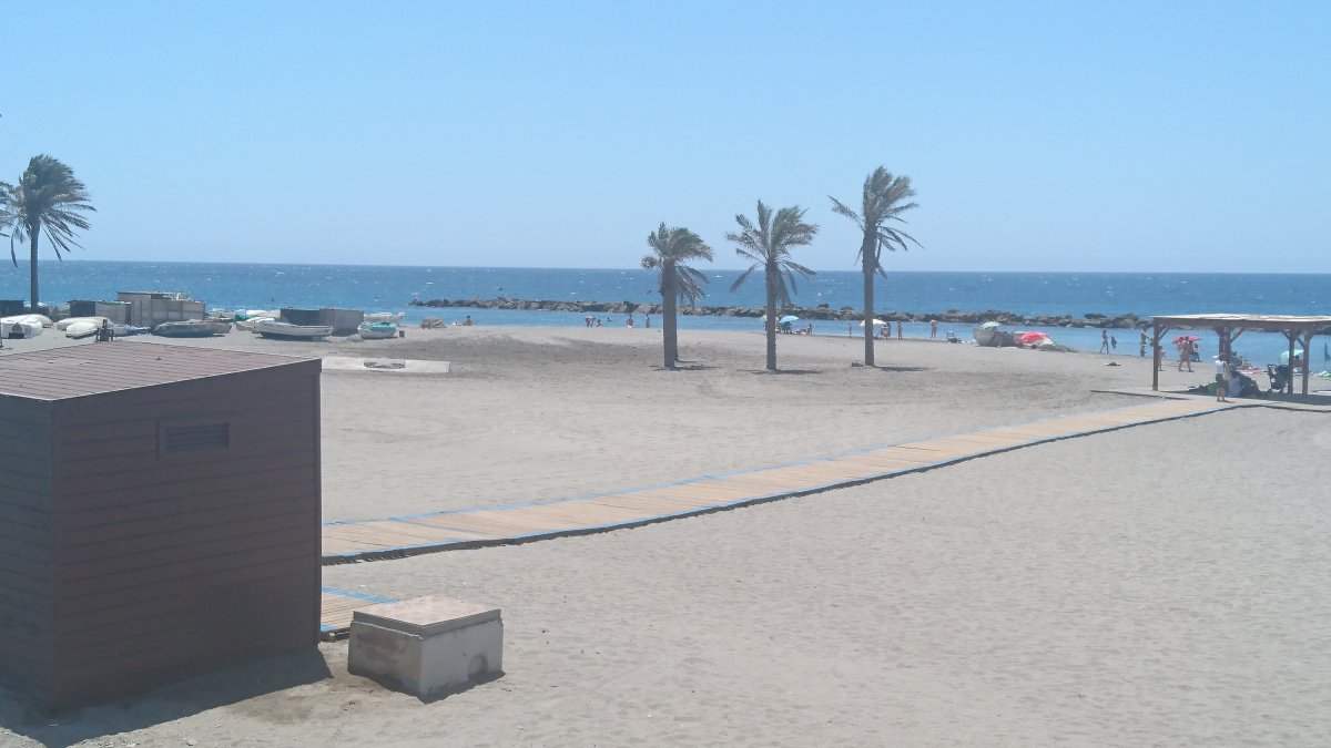 La playa de El Palmeral, una de las cinco zonas costeras adaptadas a personas con problemas de movilidad en la capital almeriense.