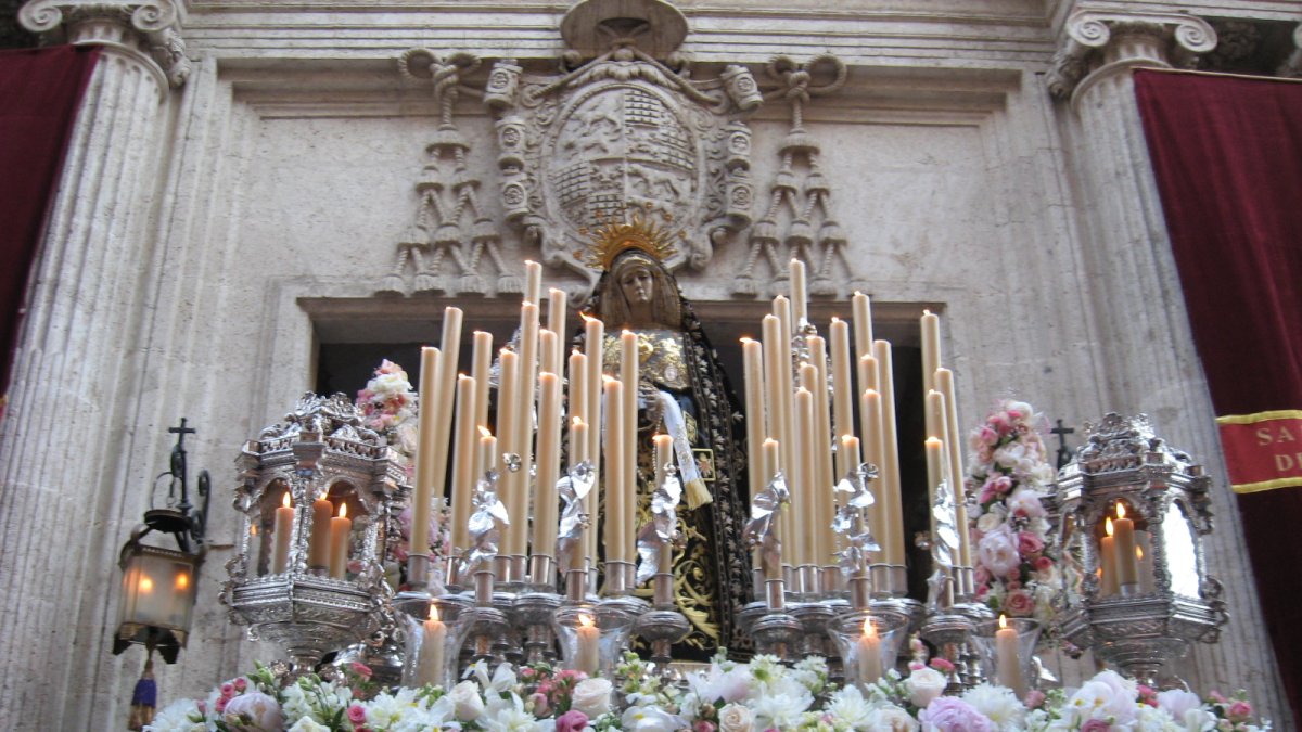 La soledad saliendo del templo de Santiago.