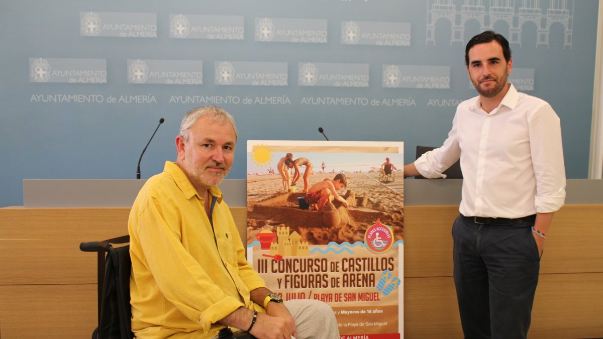 El concejal de Playas, Carlos Sánchez, y el presidente de la Asociación de Personas con Discapacidad, Antonio Sánchez de Amo, esta mañana en la prese