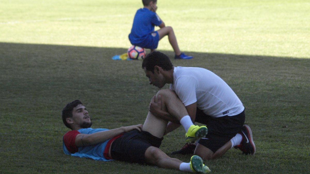 Pedro Serrano atendiendo a Pozo.