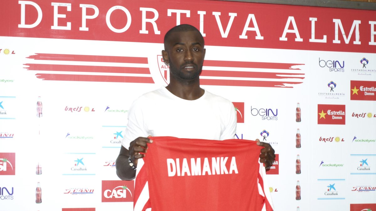 Pape Diamanka con su nueva camiseta.