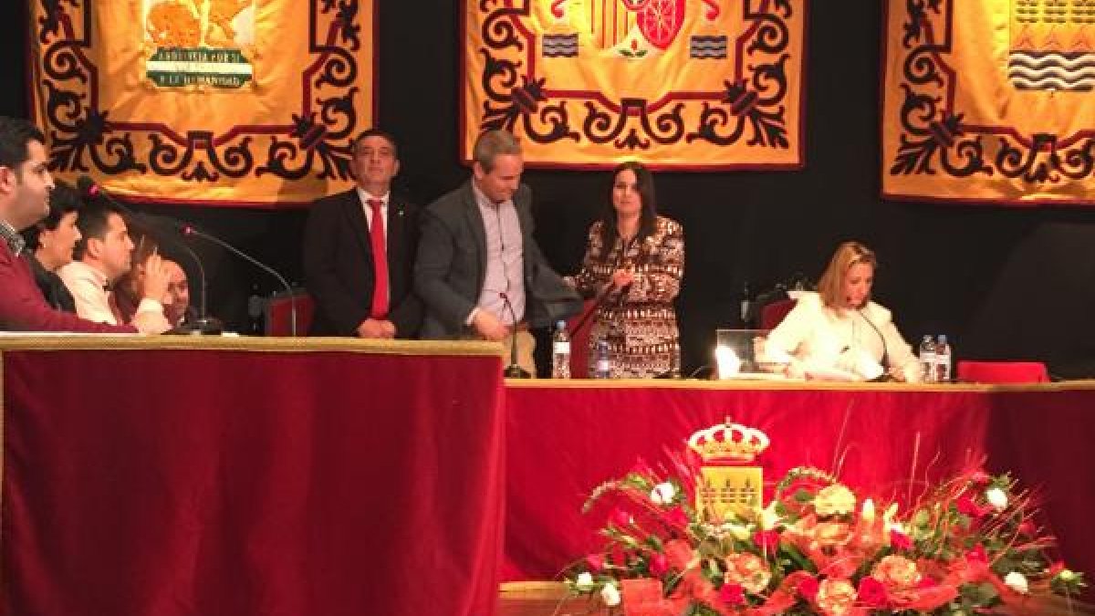 Momento en el que Sonia Cerdán tomaba el cargo de alcaldesa de Albox, el pasado marzo.