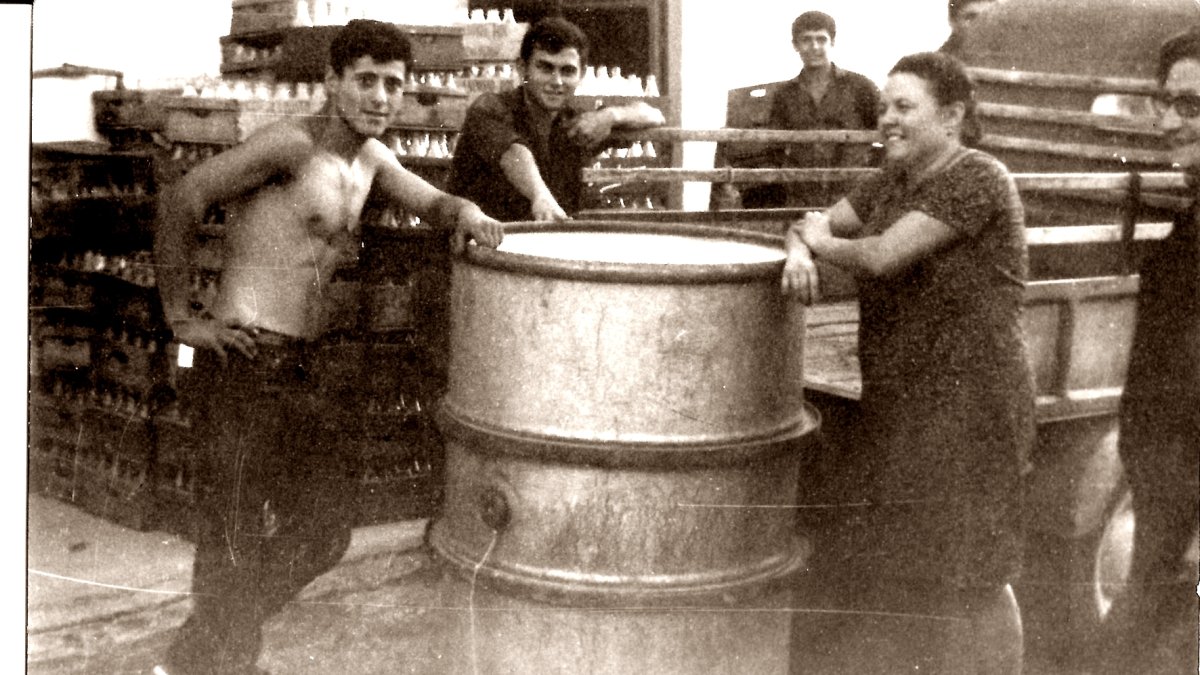 Fábrica  de gaseosas y refrescos de Antonio Ros en Benahadux, con los trabajadores junto al isocarro