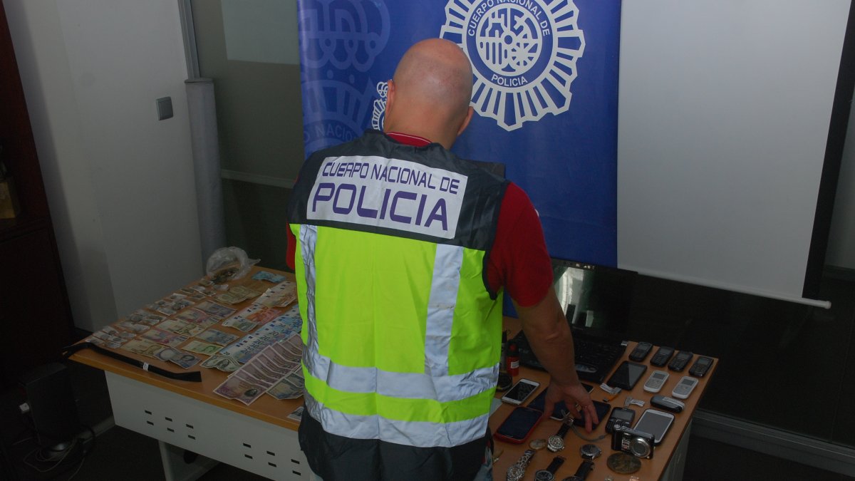 Muestra de los objetos incautados en los registros policiales.