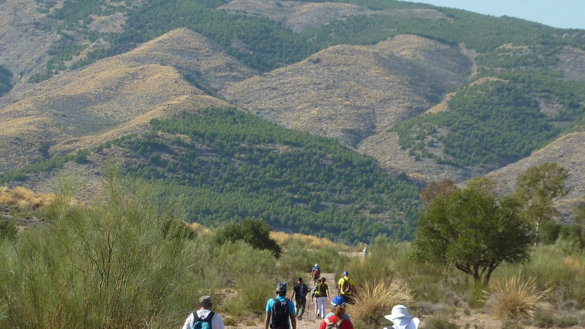 Peregrinos haciendo la etapa 3 entre Alboloduy y Nacimiento.