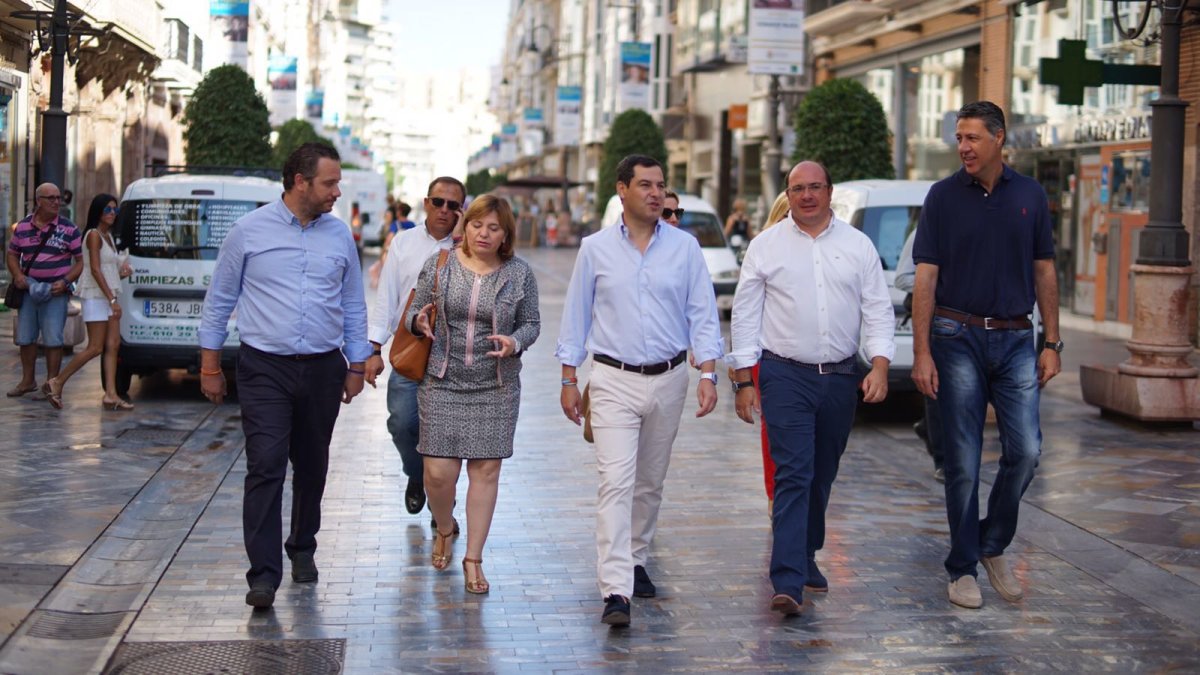 Los firmantes, antes del inicio del acto.