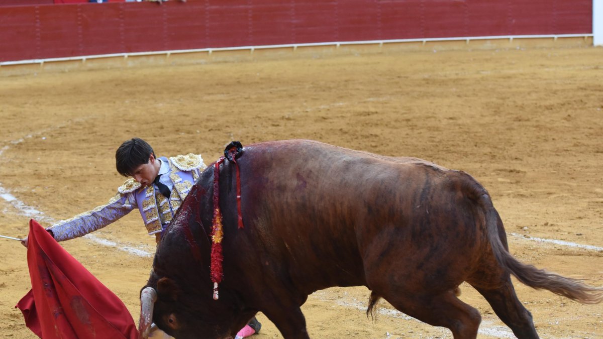 Roca Rey de rodillas rematando su primera faena en Roquetas.