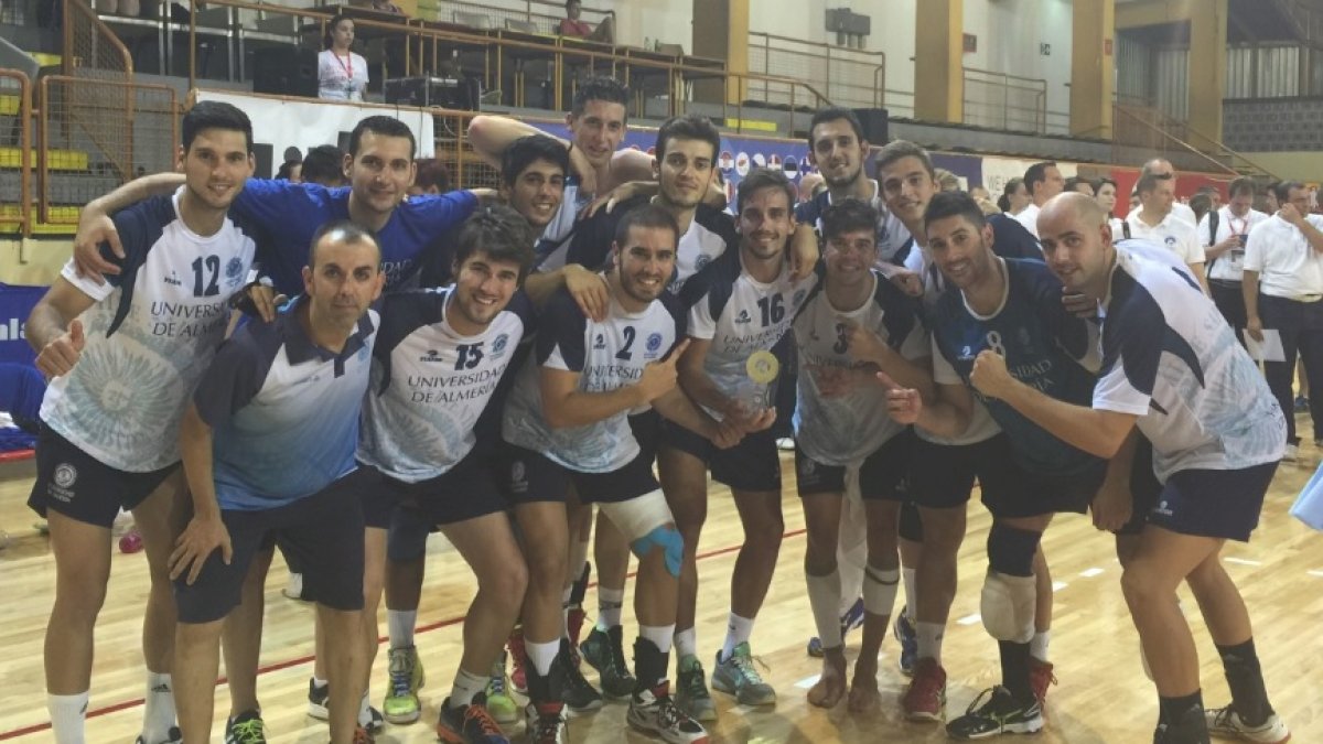 Los almerienses posan con la plata.