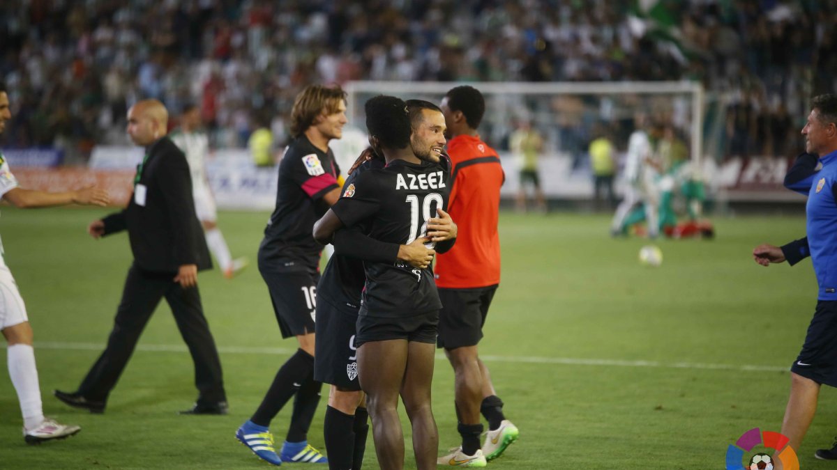 Quique se abraza a Azeez tras el partido de Córdoba.