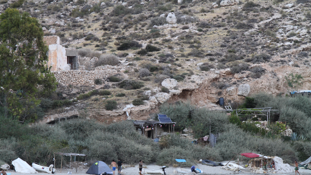 Panorámica de las acampadas en la Cala San Pedro.