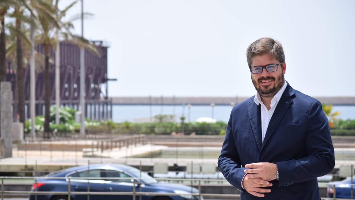 Fran Hervías  en la Rambla de Almería  durante su visita a la capital almeriense.