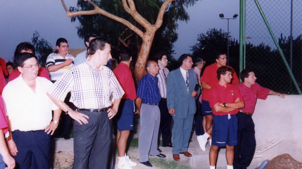 Blanes y sus consejeros de visita guiada por el Club de Tenis Indalo.
