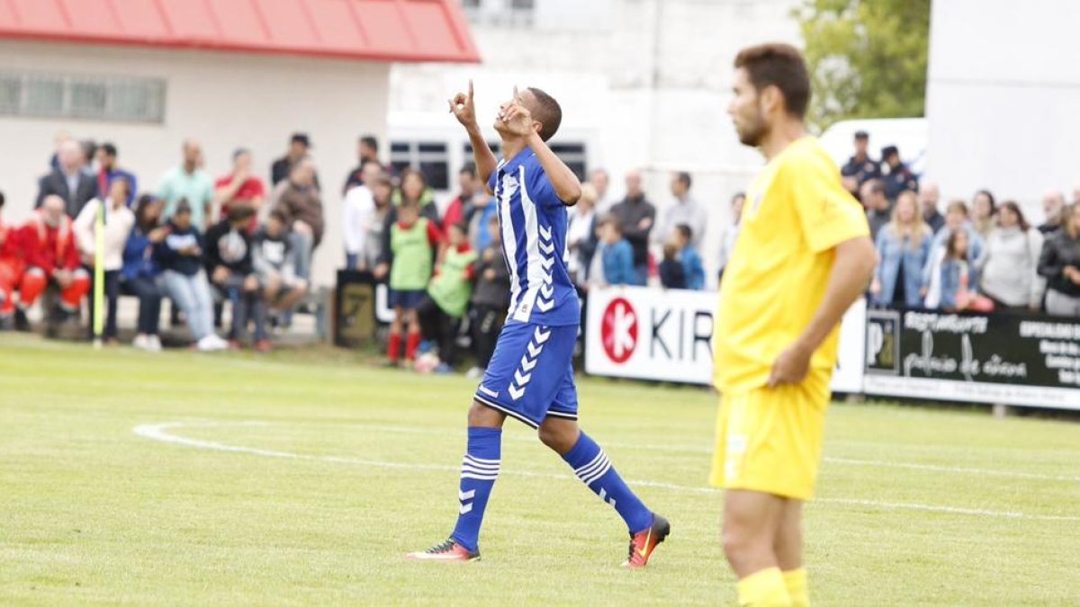 Morillas de amarillo ante la celebración de Deyverson.