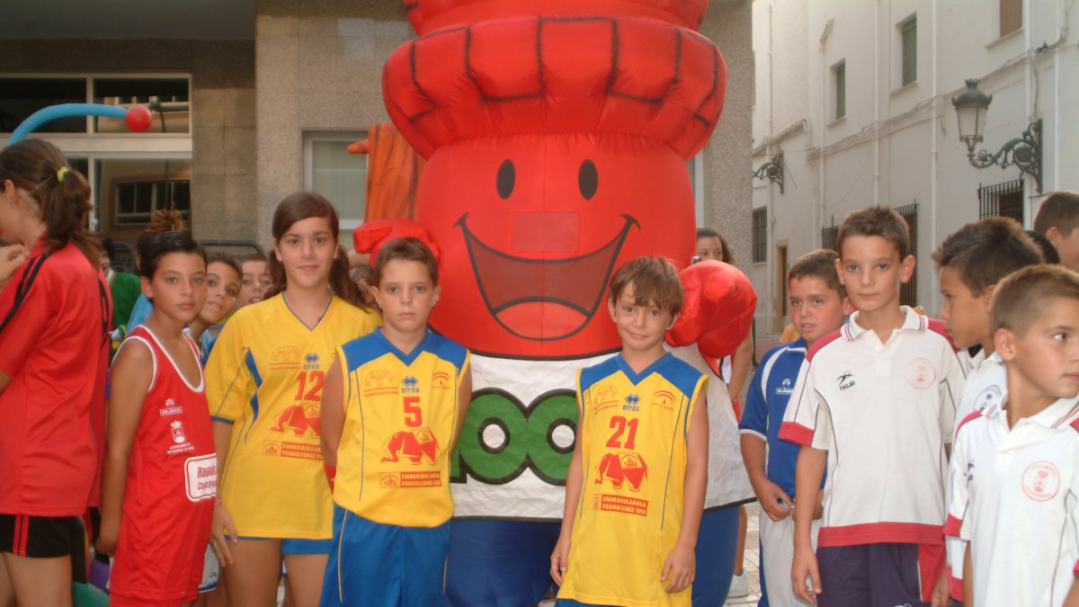 La fiesta recorre las calles de Roquetas.