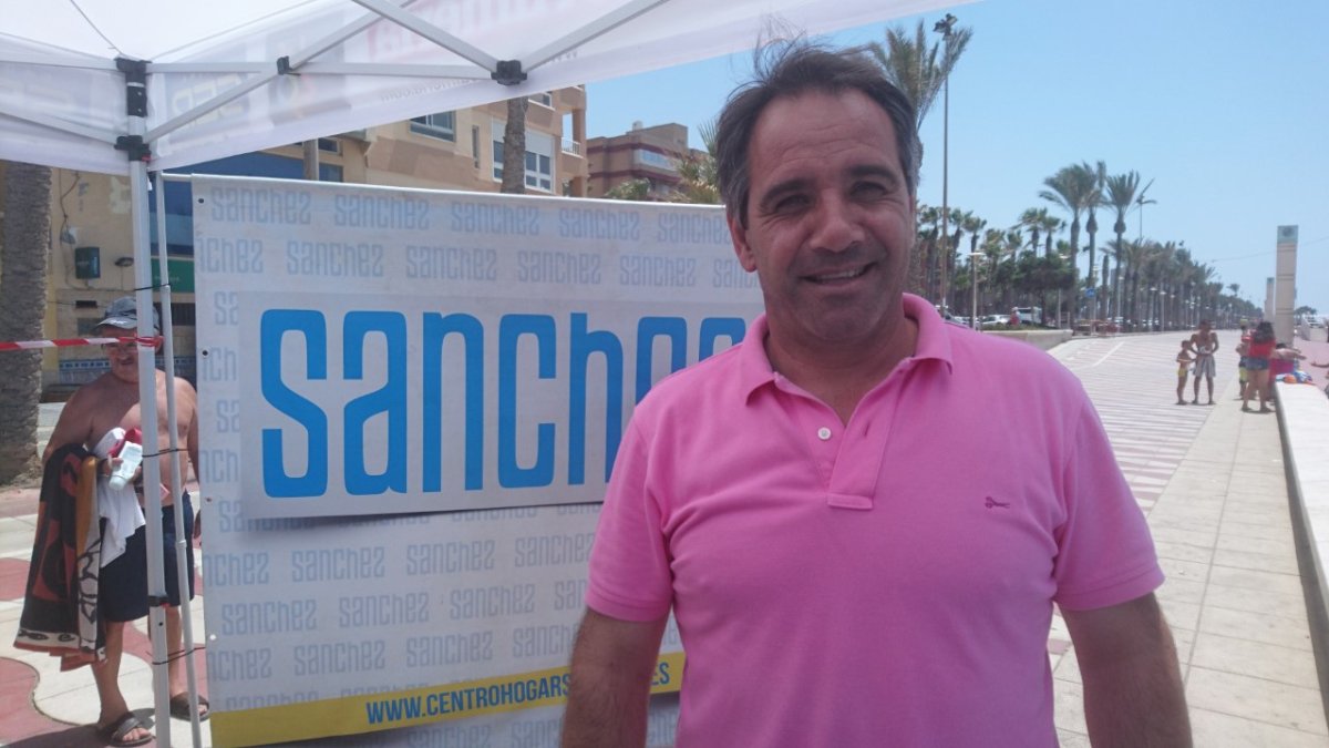 Juanjo Segunda en la playa con la Cadena SER.