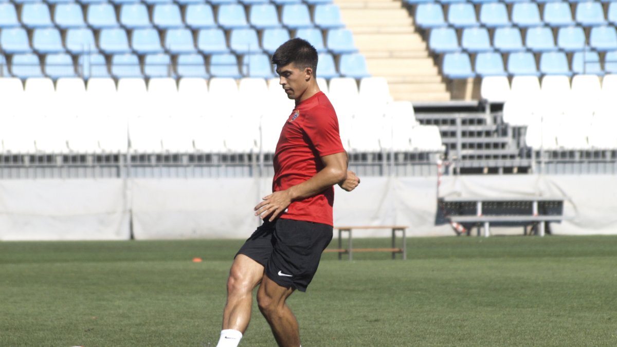 Tocando balón en el partidillo.