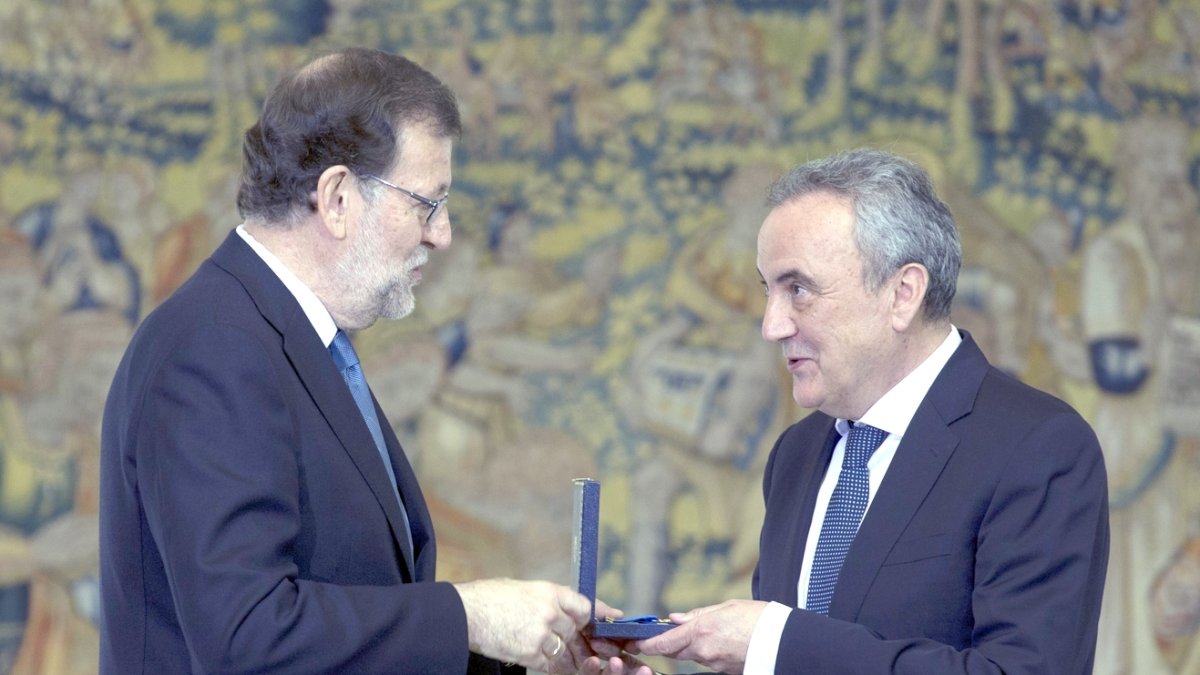 Cosentino recibió la Medalla al Trabajo en mayo.