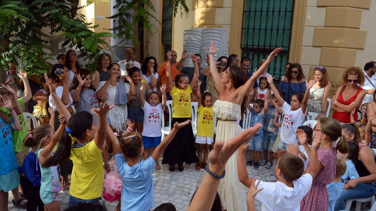 Ana alonso acercó el flamenco a los niños en Plaza Granero.
