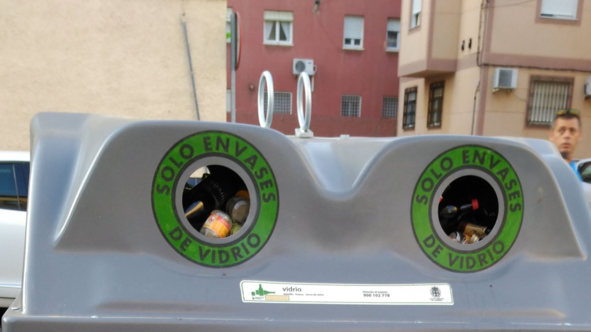 Imagen de acumulación de residuos frente a un contenedor