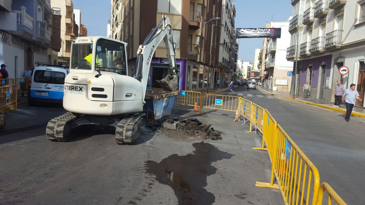 Una máquina realiza obras en una de las calles del municipio.