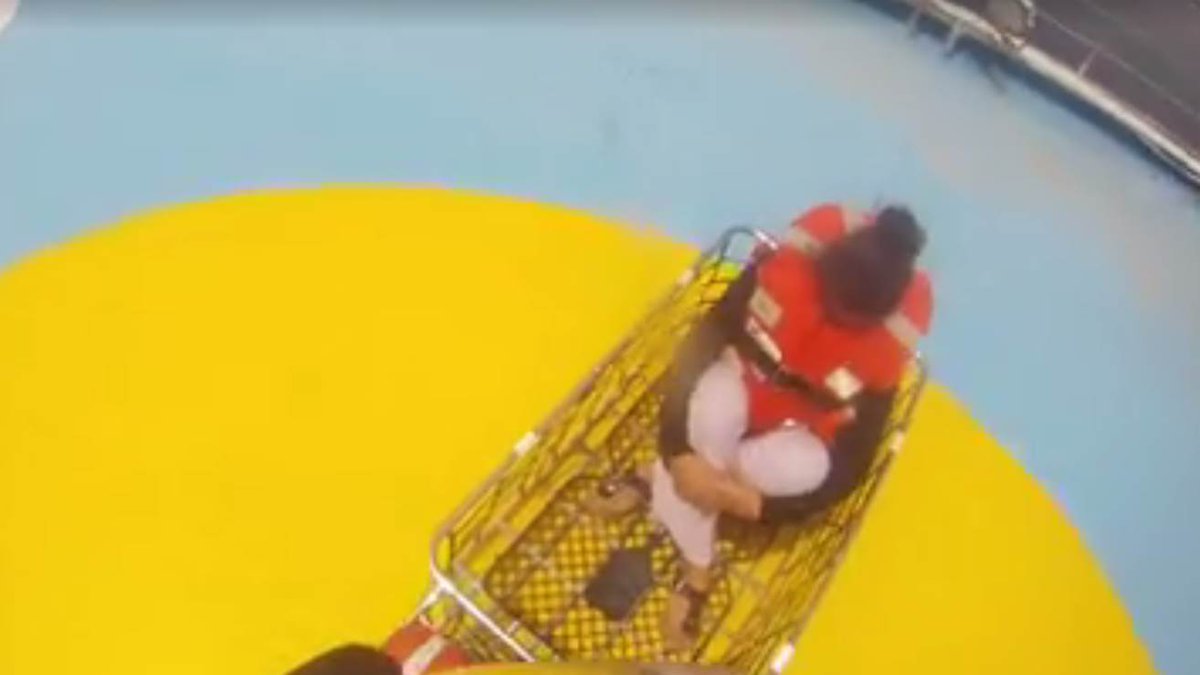 Imagen de la extracción de la menor obtenida del Twitter de Salvamento Marítimo.