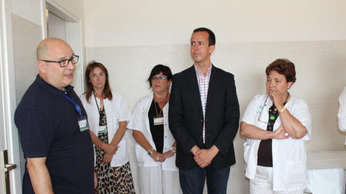 Visita del delegado de Igualdad, Salud y Políticas Sociales al área de Salud Mental de Torrecárdenas