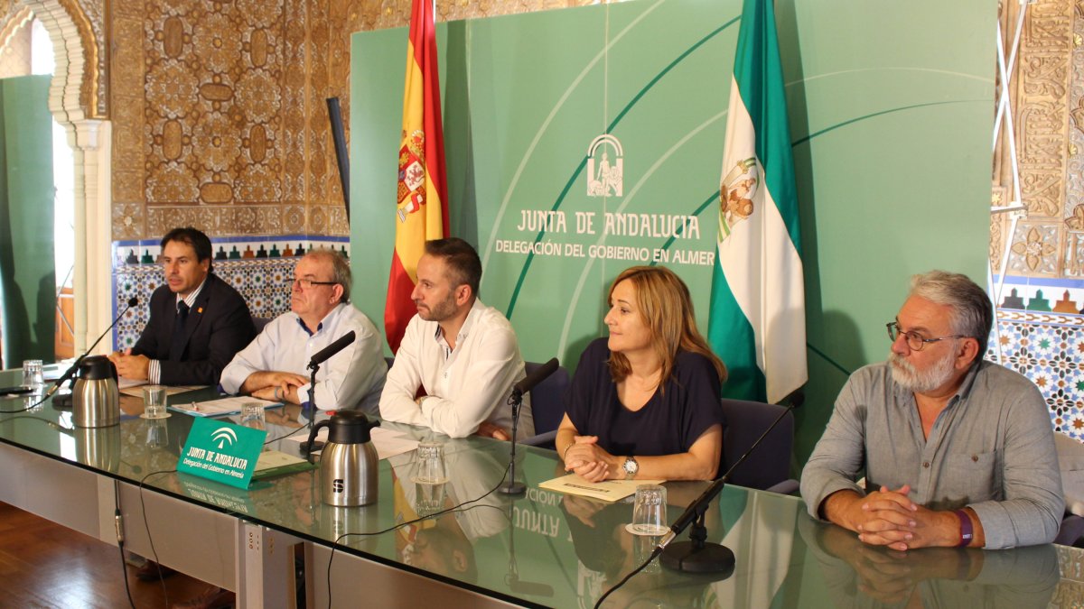 Representantes de la Junta de Andalucía, los ayuntamientos de Níjar y Vícar, Orange y la EOI.