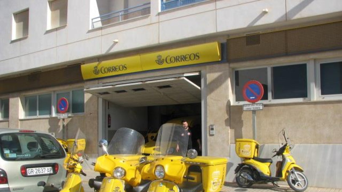 Oficina de Correos con las motos de reparto aparcadas delante.