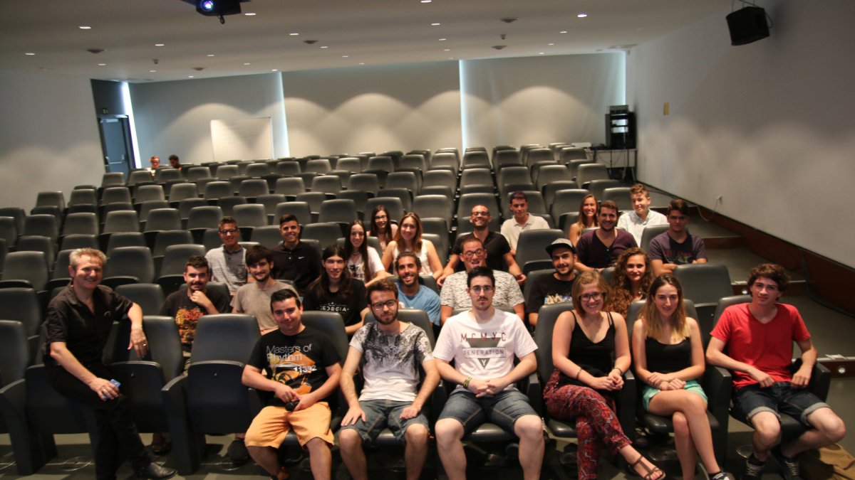 Un grupo de asistentes a la jornada con Luis Serrano, director de la EISO.
