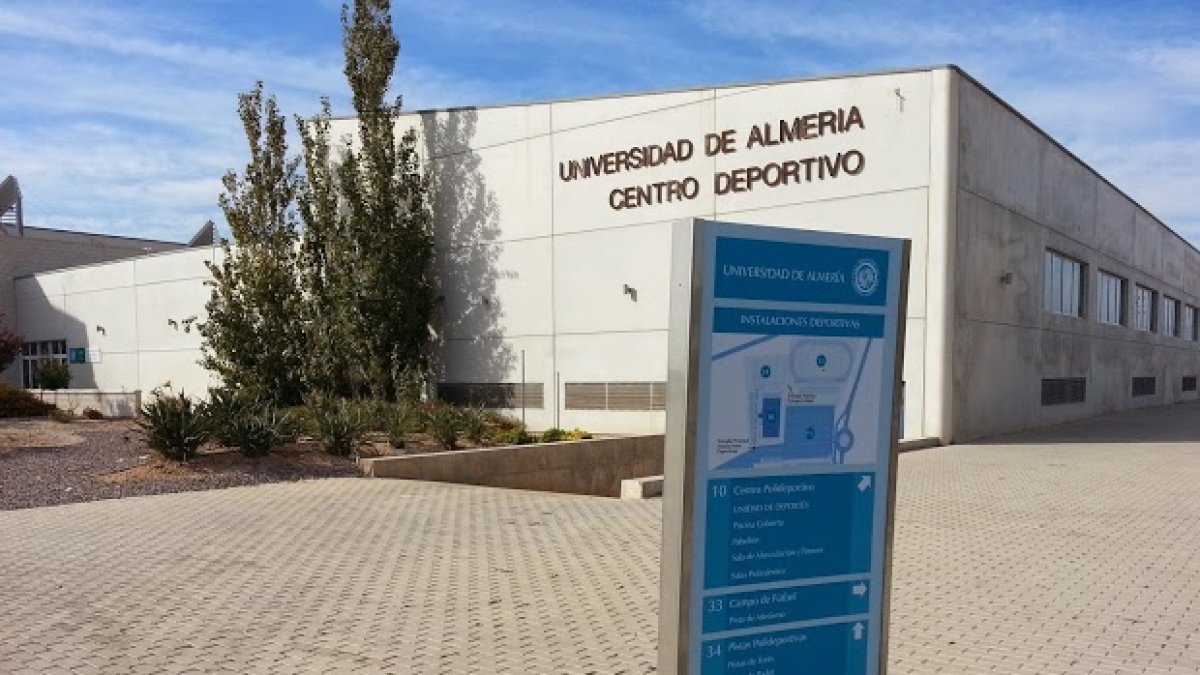 Vista exterior del edificio que acoge el Centro Deportivo en la Universidad de Almería.