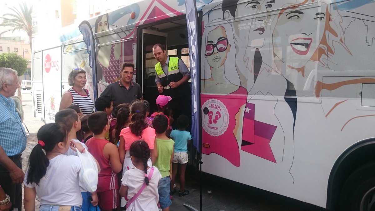 Imagen de los menores accediendo al Infobús